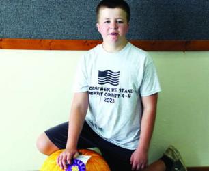 Owen Wittrock - Largest Vegetable, Foods &amp; Nutrition, Poultry - Intermediate Showman