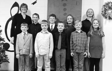 The Gergen Studio piano recital was held on December 11, 2022 at the MCC High School Choir Room. A wide selection of music was performed. The recital ended with a sing along accompanied by a student! Back Row- Mrs. Christie Gergen, Gary (Dane) Plotz, BR Heronimus, Brielle Plotz, Alex Schuur. Front Row- Brennen Heronimus, Mason Hoffmann, Brennly Plotz, Camden Walker, Caroline Stoel. Not pictured, but playing remotely due to illness, was Easton Hoffmann.